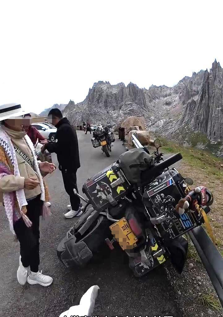 大妈弄翻20万摩托赔1千后拉黑车主据报道，大妈在某停车场弄翻了一辆价值约人民币20万元的摩托车，事后同意赔偿损失并支付了人民币一千元。然而，车主认为摩托车损坏严重，一千元的赔偿远远不足以弥补损失，因此大妈随后将车主拉黑。这种情况涉及到民事责任和赔偿问题，需要双方协商解决或通过法律途径解决。